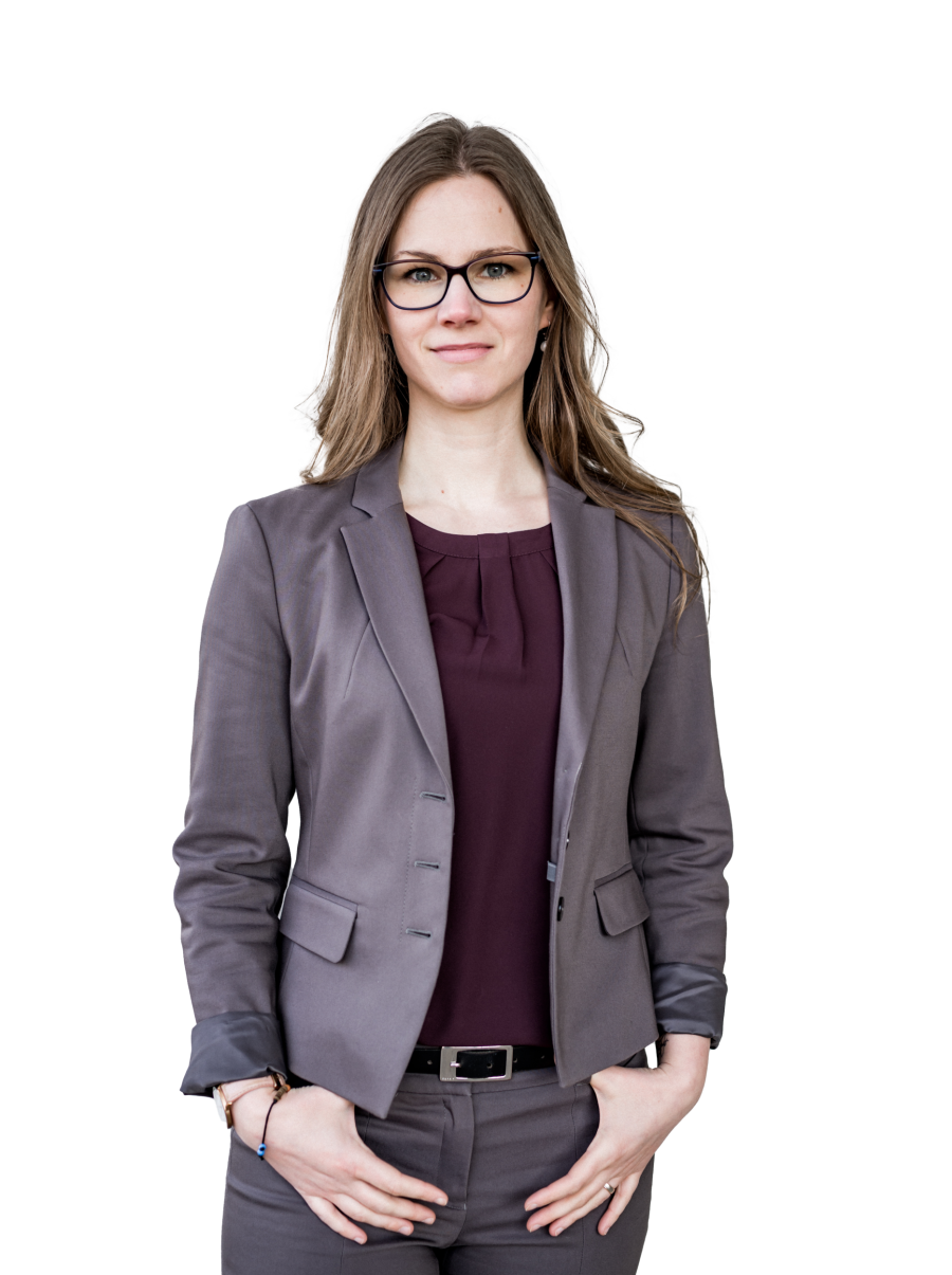 Melanie Eberle, Fotoausschnitt von Kopf bis Oberschenkel, freigestellt, in Hosenanzug, mit Brille, offenen Haaren, schlichten Perlenohrringen, Daumen lässig in die Gürtelschlaufen eingehakt und mit freundlichem Gesichtsausdruck