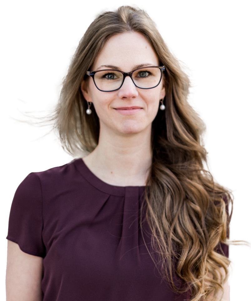 Melanie Eberle, Foto von Kopf und Oberkörper, freigestellt, in kurzärmeliger Bluse, mit Brille, offenen Haaren über der linken Schulter, schlichten Perlenohrringen und freundlichem Gesichtsausdruck