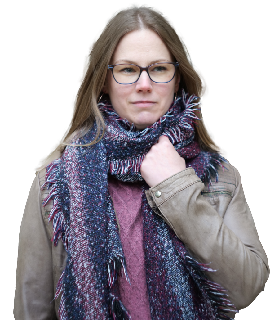 Melanie Eberle, mit Brille und offenen Haaren, mit Jacke und Schal, Oberk&ouml;rper Bildausschnitt freigestellt, eine Hand am Schal und mit eher nachdenklichem Blick zur linken Seite